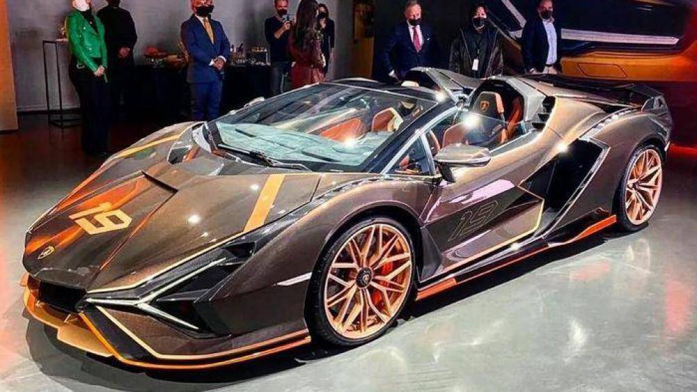 Siêu phẩm Lamborghini Sian Roadster của đại gia Thái Lan sở hữu màu sơn vàng đồng ánh kim rất đặc biệt. Đây là tùy chọn được cá nhân hóa
