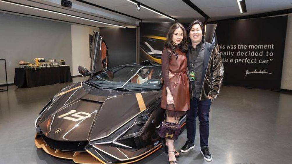 Bên trong khoang lái của Lamborghini Sian Roadster có màn hình cảm ứng kích thước 8.3 inch giống với trang bị của siêu xe Huracan EVO hay Centenario