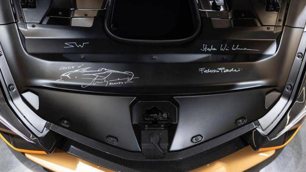 Ghế ngồi thể thao trên xe với thiết kế ôm sát được bọc da, vật liệu Alcantara với phần lưng ghế ốp carbon