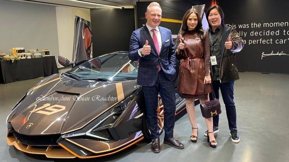 Việc một đại gia Thái Lan đã nhận bàn giao siêu phẩm Lamborghini Sian Roadster của mình sau gần 1 năm đặt hàng là tin khá sốc với giới mê xe