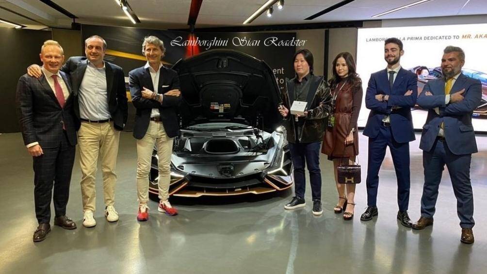 Tất cả quan chức cao cấp của Lamborghini đến chúc mừng vợ chồng doanh nhân Thái Lan nhận bàn giao xe Lamborghini Sian Roadster