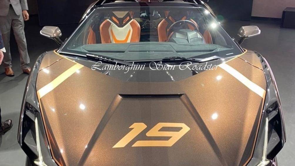 Con số 19 xuất hiện trên nắp capô hay 2 bên thành cửa xe tượng trưng cho 19 xe Lamborghini Sian Roadster được sản xuất toàn cầu