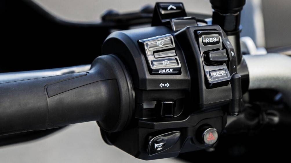 Trong khi đó màn hình bên phải được chia thành 4 khu vực, hiển thị nhiều thông tin do người dùng lựa chọn