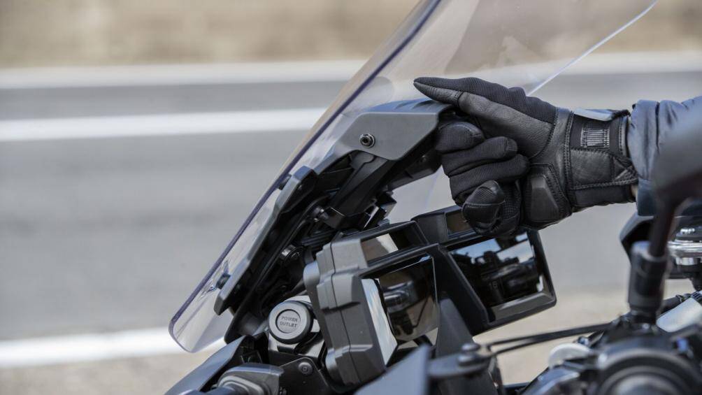 Các trang bị tiêu chuẩn khác của xe có thể kể đến cặp phuộc trước hành trình ngược kích thước 41mm và giảm xóc đơn sau đi kèm gắp đôi nhôm