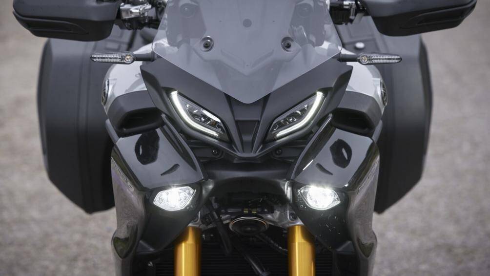 Ở ngoại hình, Yamaha Tracer 9 2022 có thiết kế gọn gàng hơn, nổi bật bộ đèn gọn gàng và đèn pha có viền LED DRL