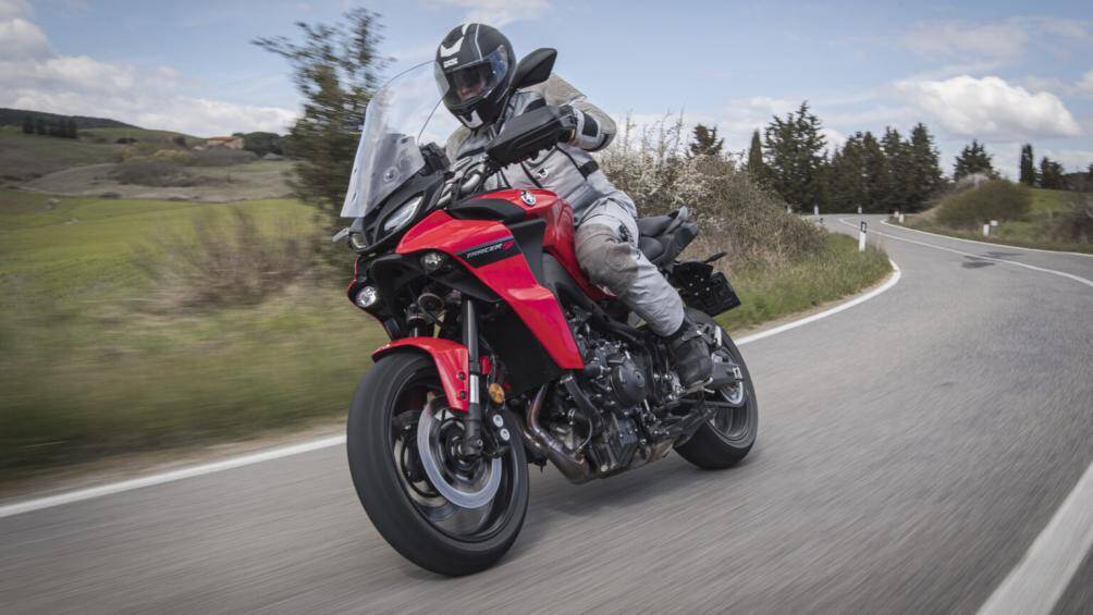 Xe còn có một cặp đèn pha bố trí bên dưới ốp đầu, tương tự như cách bố trí đèn pha của các mẫu xe sportbike