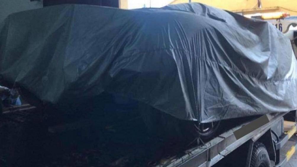 Một người chuyên nhập khẩu siêu xe đã úp mở hình ảnh về chiếc xe được phủ bạt nghi là Koenigsegg CCX tại một garage ở Việt Nam