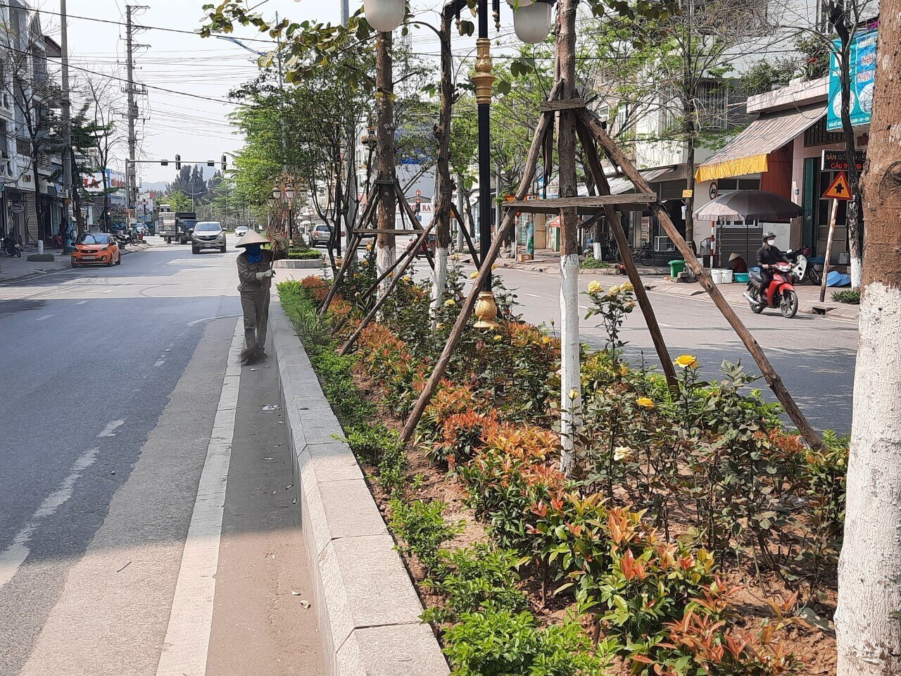 Chị Nguyễn Thị B&iacute;ch, c&ocirc;ng nh&acirc;n m&ocirc;i trường cho biết: Ch&uacute;ng em được ph&acirc;n c&ocirc;ng chăm s&oacute;c tuyến đường hoa n&agrave;y. Ng&agrave;y ng&agrave;y, nh&igrave;n những kh&oacute;m hoa nở khoe sắc rực rỡ, ch&uacute;ng em rất vui v&igrave; việc l&agrave;m của m&igrave;nh đ&atilde; v&agrave; đang g&oacute;p phần tạo cảnh quan m&ocirc;i trường đ&ocirc; thị ng&agrave;y c&agrave;ng s&aacute;ng, xanh, sạch, đẹp&hellip;