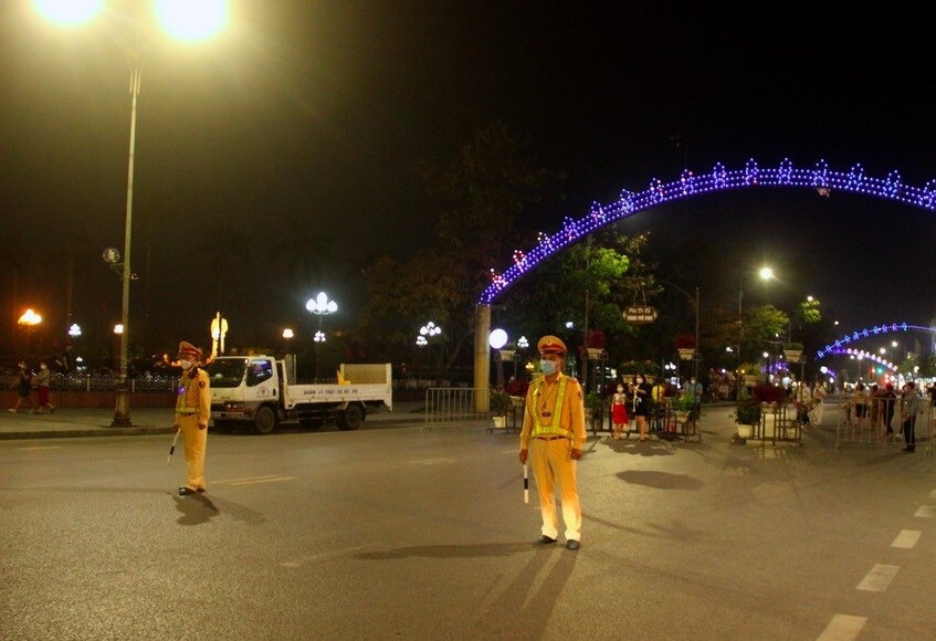 Lực lượng CSGT Công an TP Vinh tiến hành phân luồng điều tiết giao thông không cho các phương tiện đi vào khu vực phố đi bộ.