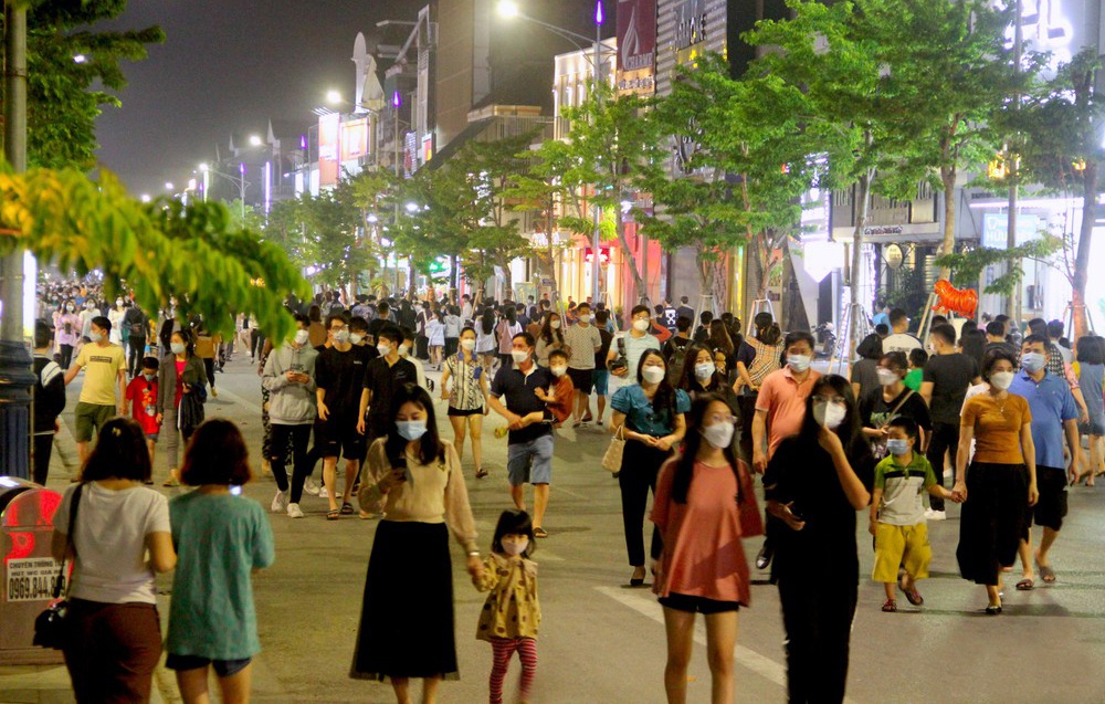 Mọi người nắm tay nhau đi dạo phố nhưng vẫn chấp hành nghiêm túc việc đeo khẩu trang phòng dịch.