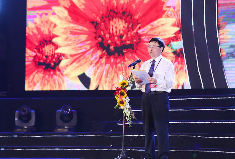 Phó Chủ tịch UBND tỉnh Nghệ An - Bùi Đình Long kêu gọi: Du khách gần xa hãy về với biển Cửa Lò để được trải nghiệm và nhân lên tình yêu biển đảo thiêng liêng; để được khám phá, tôn vinh giá trị văn hóa truyền thống của xứ Nghệ, của dân tộc Việt Nam.