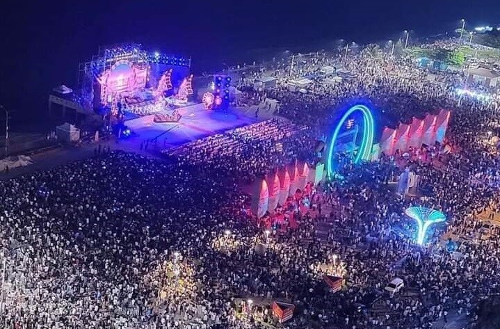 Tối 8/4, hàng vạn người đổ về Cửa Lò tham dự đêm khai hội Lễ hội Du lịch Cửa Lò năm 2022.