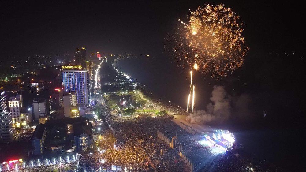 Màn bắn pháo hoa kéo dài 15 phút là điểm nhấn đặc biệt trong đêm khai hội.