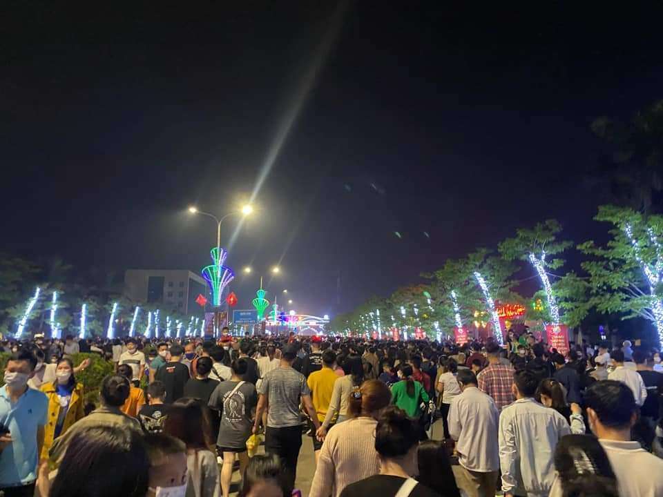 Người dân dạo dọc theo đường Bình Minh, Tx Cửa Lò.