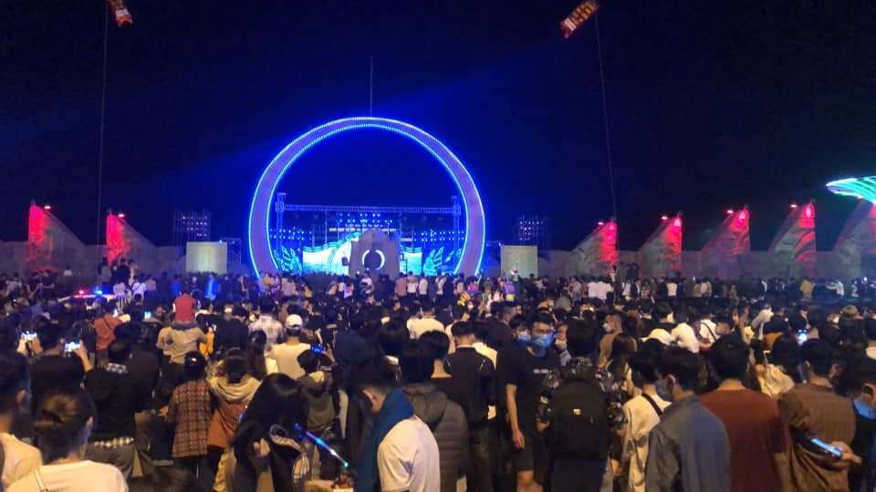 Từng dòng người tấp nập đổ về phố biển Cửa Lò. Lễ hội du lịch Cửa Lò năm 2022 được tổ chức là dịp để tỉnh Nghệ An giới thiệu, quảng bá giá trị, tài nguyên và sản phẩm du lịch đặc sắc của mình tới bạn bè, du khách trong và ngoài nước.