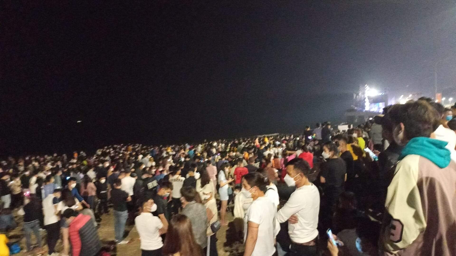 Bạn Nguyễn Thế Nam (sinh viên Đại học Vinh) dù hôm nay Cửa Lò quá đông, nhưng em vẫn thấy vui vì mọi người đã thay đổi suy nghĩ.