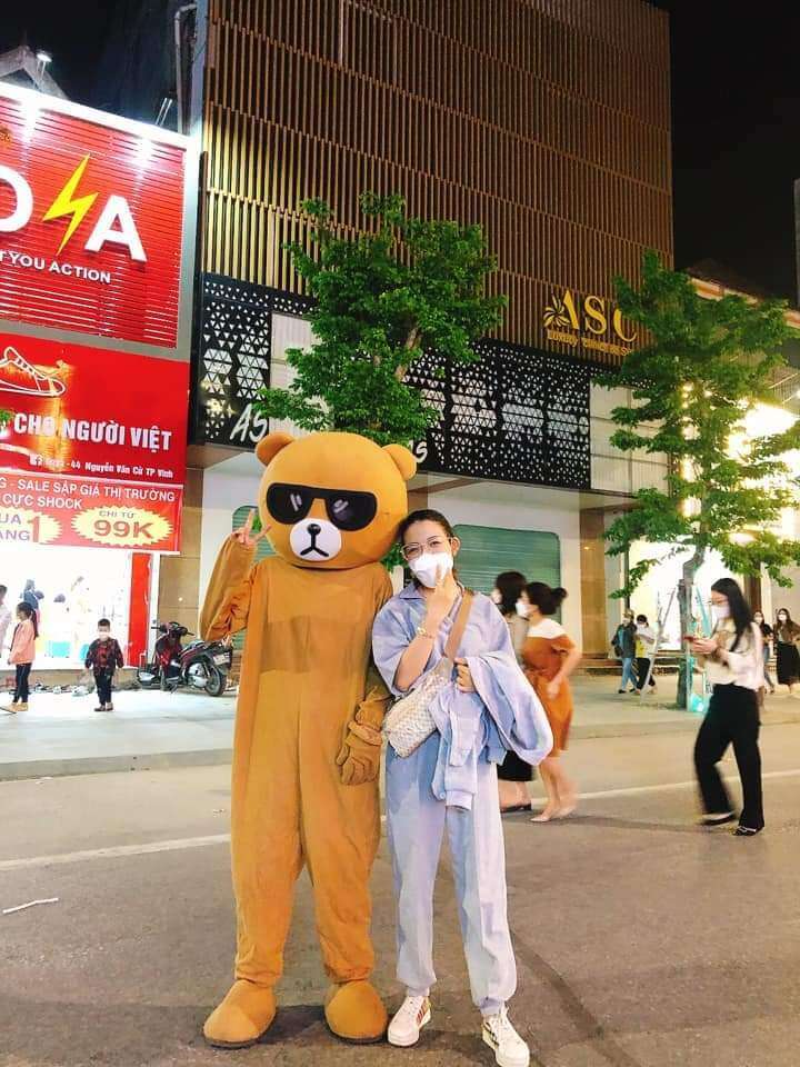 Các bạn trẻ vui vẻ chụp lại những bức hình lưu niệm.