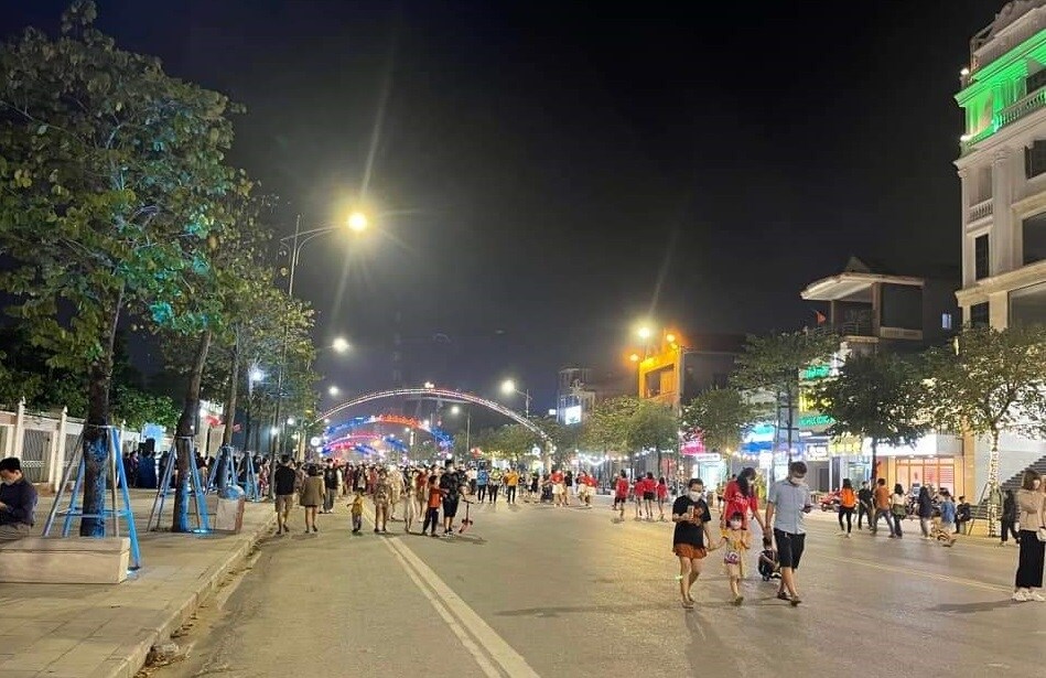 Không đông như phố biển Cửa Lò, phố đi bộ ở Tp Vinh cũng khá tấp nập trong ngày đầu chính thức mở cửa trở lại.