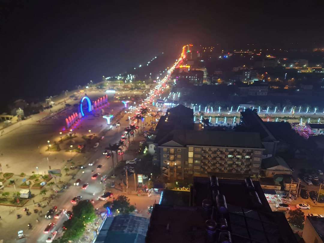 Đến tận 12h đêm, Phố biển Cửa Lò vẫn tấp nập người xe.