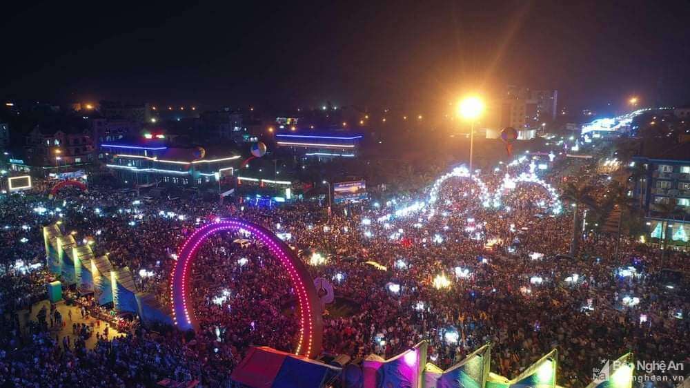 Để chuẩn bị cho mùa du lịch năm nay, thị xã Cửa Lò đã tiến hành cải tạo sửa chữa nhiều hạng mục và lắp đặt hệ thống đèn led trang trí rực rỡ.