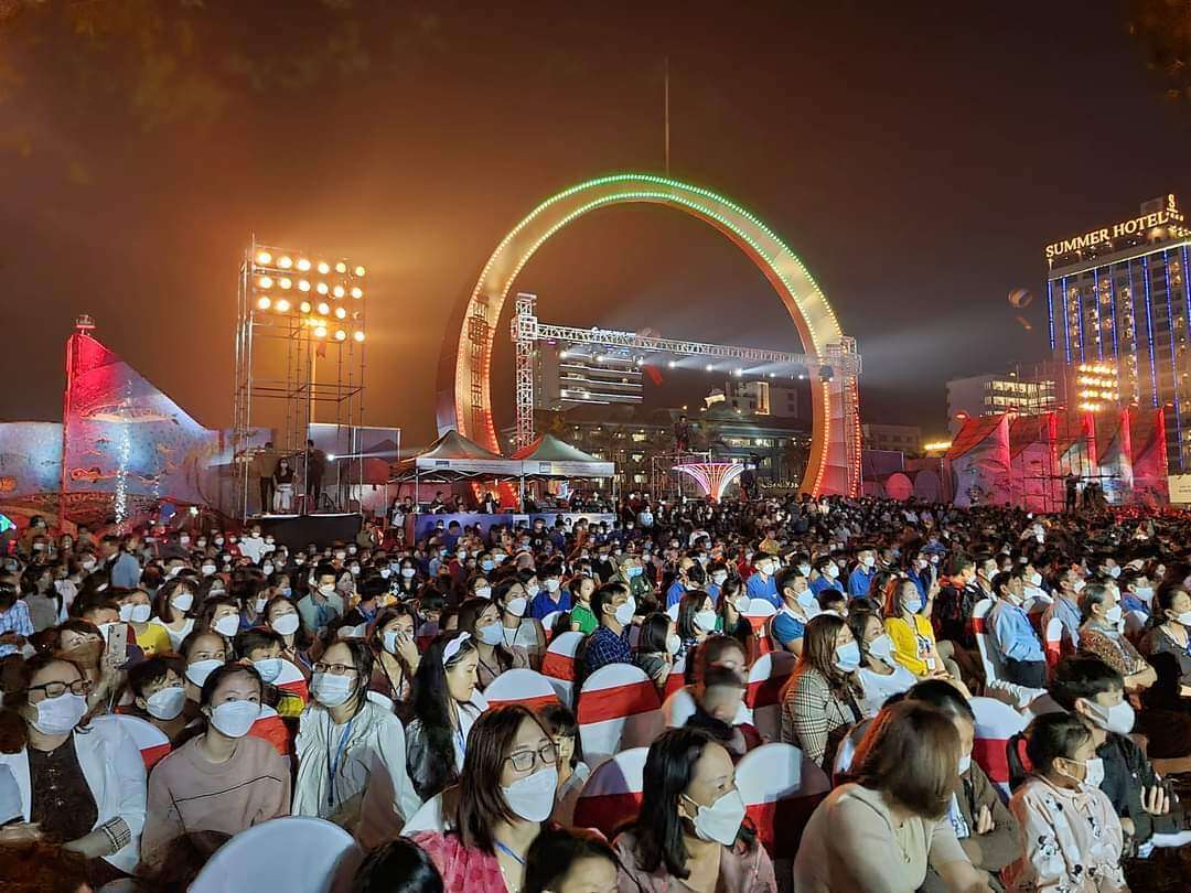 Các đại biểu và du khách trong và ngoài tỉnh Nghệ An tham dự lễ khai hội.