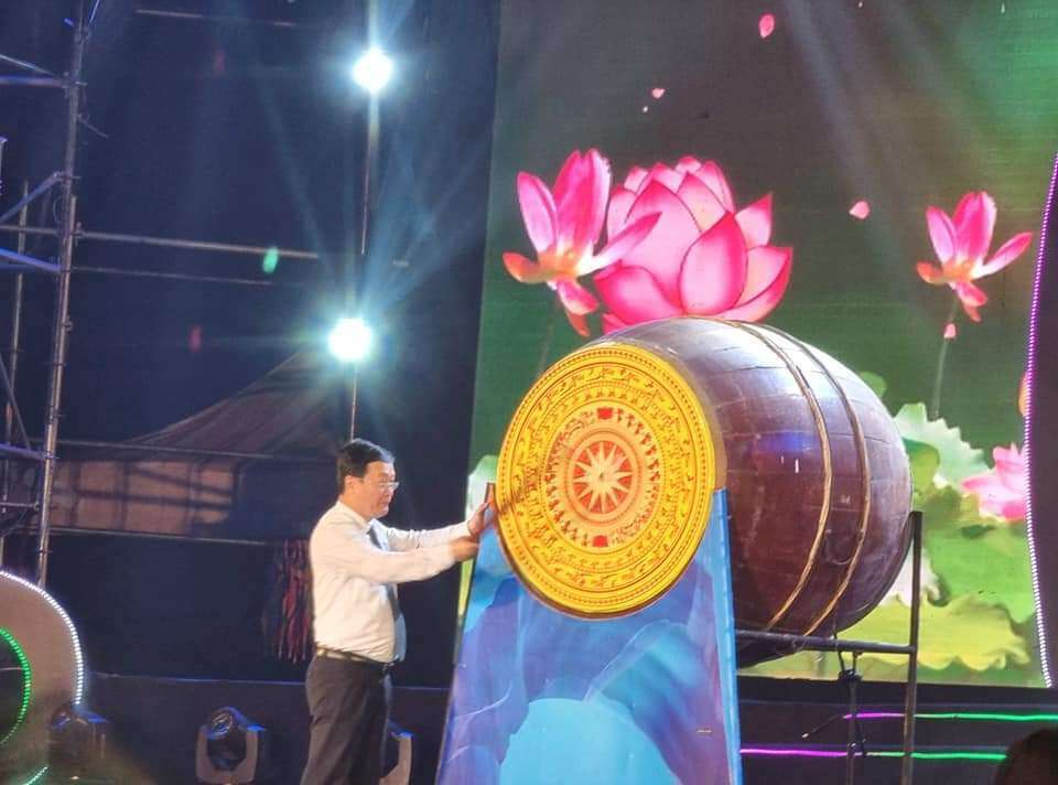 Chủ tịch UBND tỉnh Nghệ An - Nguyễn Đức Trung đánh trống khai hội Lễ hội du lịch Cửa Lò năm 2022.
