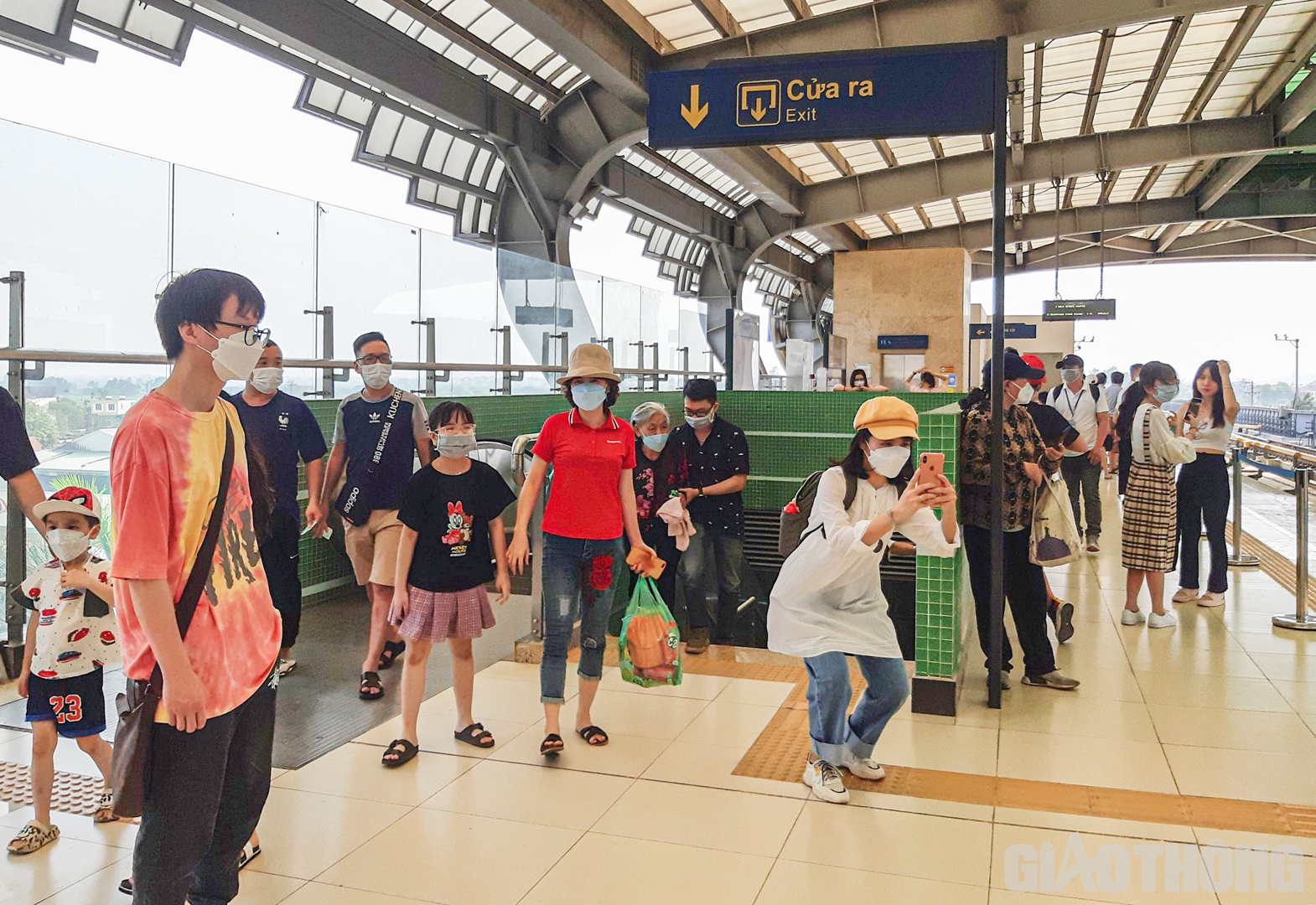 Tại ga Yên Nghĩa, có khá đông hành khách đứng chờ lên tàu điện.