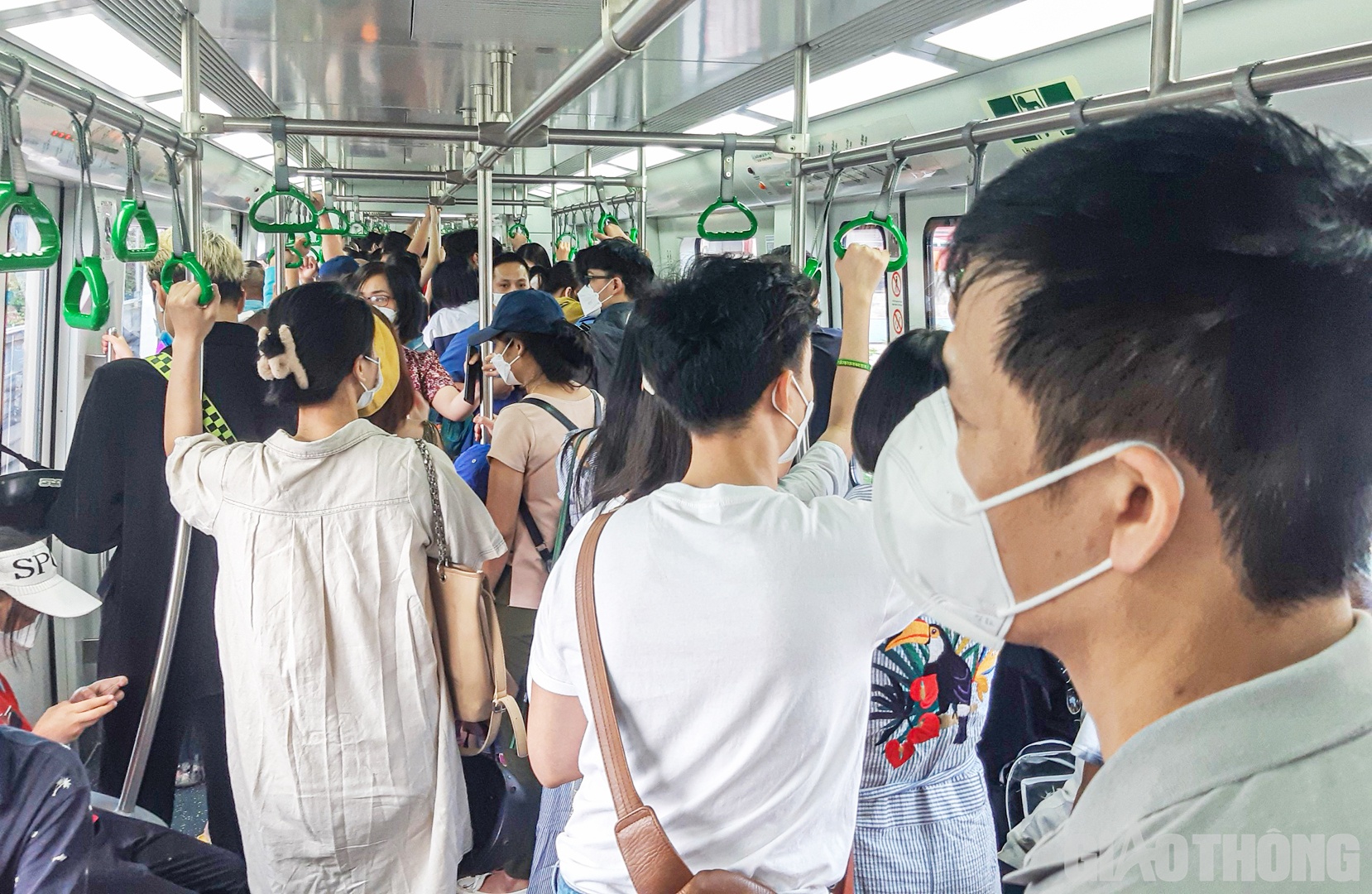 Lượng hành khách đi tàu Cát Linh - Hà Đông tăng đột biến so với ngày thường.