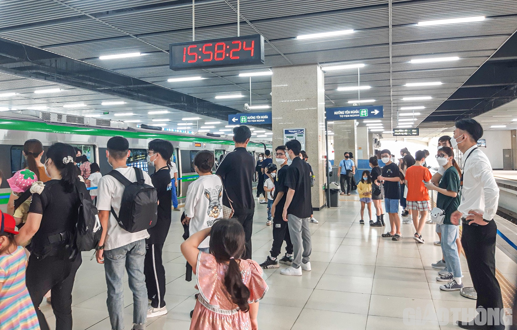 Thời điểm gần 16h, chuyến tàu từ ga Cát Linh đi Hà Đông quá tải. Nhiều hành khách phải đứng chờ đến lượt lên tàu.