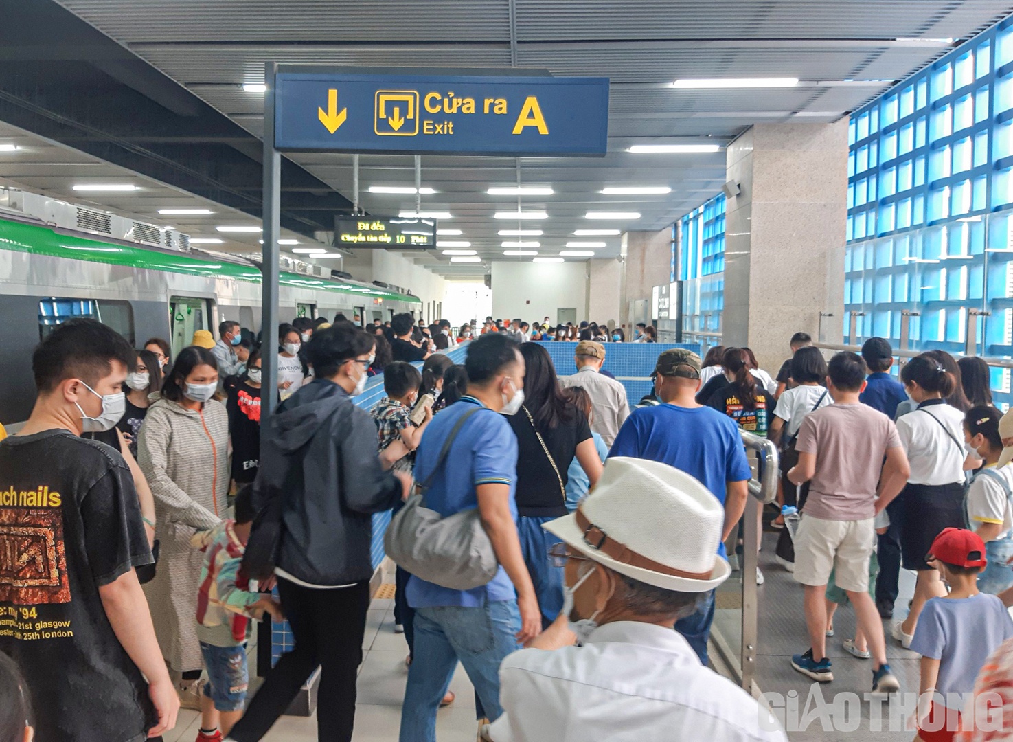 Tương tự, tại ga Cát Linh cũng đông nghẹt khách.