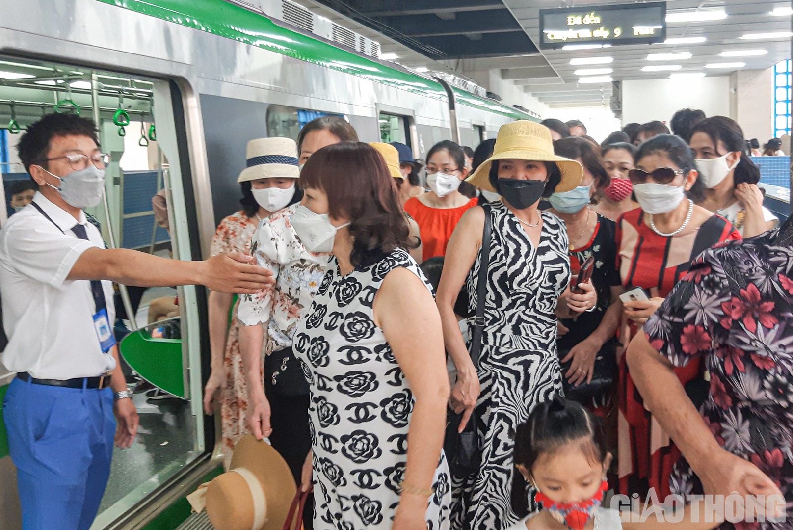 Đa phần là các gia đình đi tham quan tuyến tàu điện hoặc sử dụng để đi đến các điểm vui chơi, giải trí.