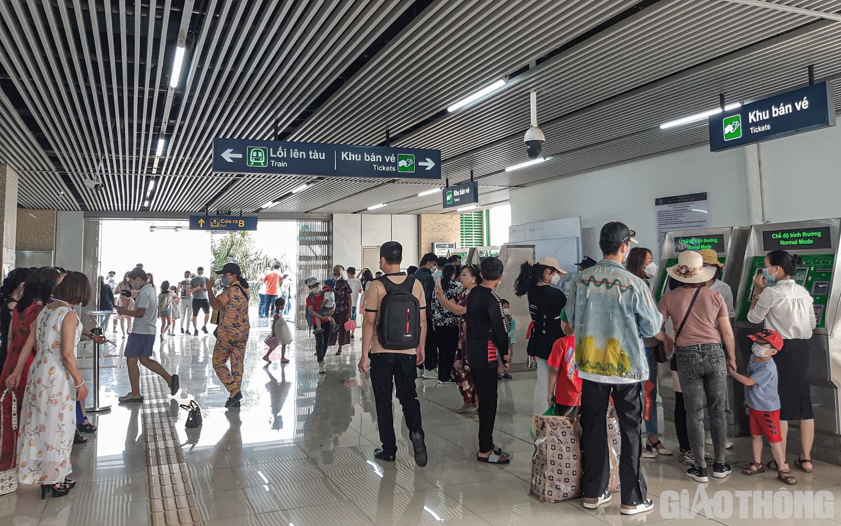 Theo ghi nhận của PV Báo Giao thông trong chiều 10/4 (10/3 Âm lịch), đông đảo người dân đã có mặt tại các nhà ga trên tuyến tàu điện Cát Linh - Hà Đông để trải nghiệm, đi lại trong dịp nghỉ lễ Giỗ Tổ Hùng Vương.