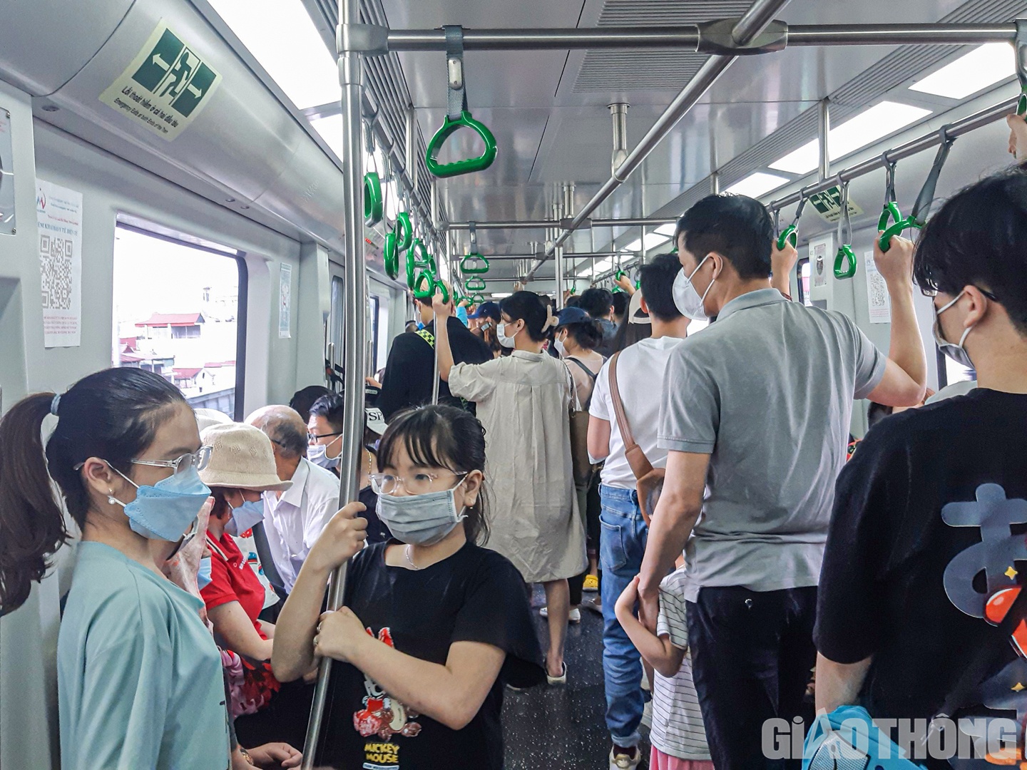 Nhiều người phải đứng và sử dụng tay nắm để đảm bảo an toàn.