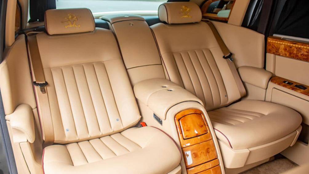 Bên ngoài, xe được sơn 2 màu tương phản và logo hình rồng xuất hiện cả trong cabin tại khu vực bảng táp-lô và tựa đầu ghế ngồi