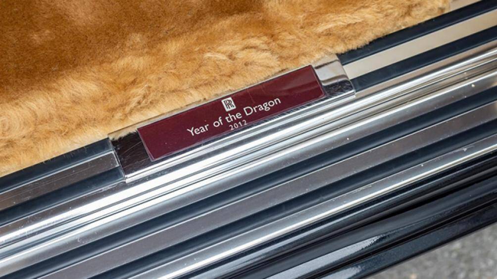 Khi đó, ông chủ của Tân Hoàng Minh cùng con cả đã điều động chiếc xe siêu sang Rolls-Royce Phantom Year of the Dragon để đưa đón nam ca sĩ này