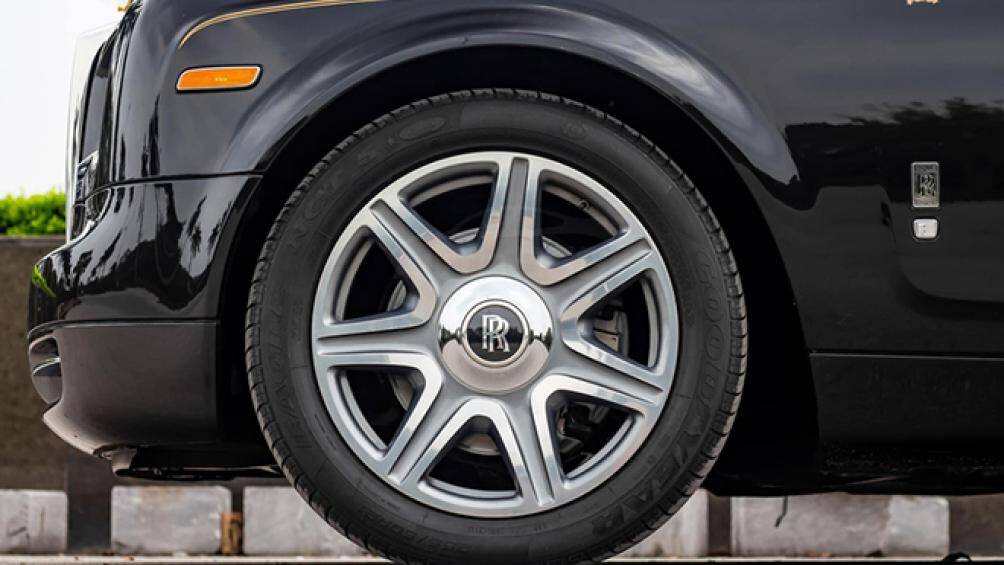 Xe có nhiều điểm nhấn đáng chú ý như: logo hình rồng bên hông, bộ mâm 7 chấu đơn thiết kế riêng biệt