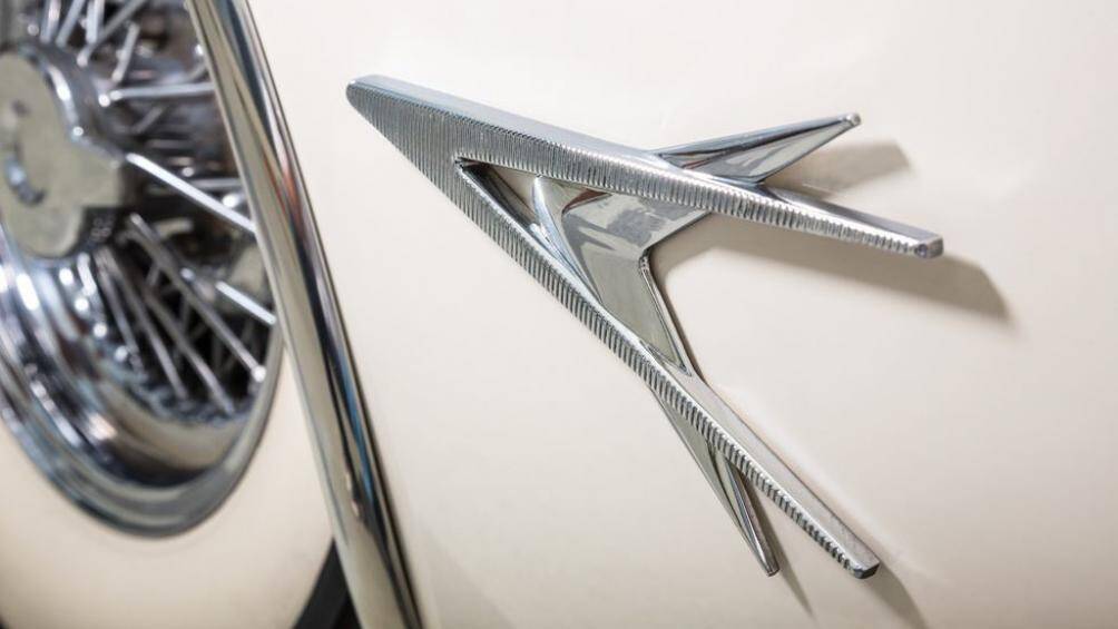 Ban đầu được hoàn thiện bằng màu xanh lá cây kim loại với nội thất bằng da heo, xe đã được sơn lại bằng màu cát sa mạc vào năm 1956