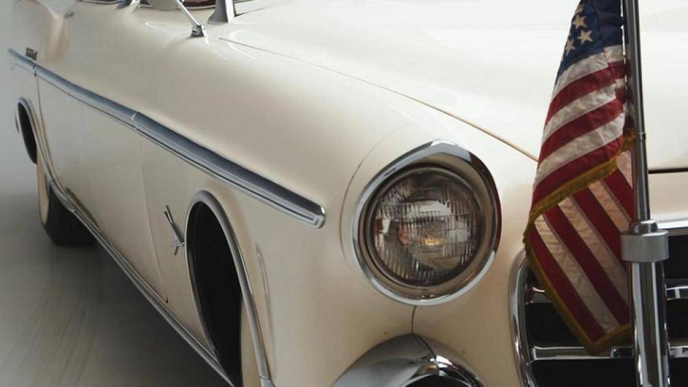 Chiếc limousine đẳng cấp này không có tay nắm cửa và được trang bị một băng ghế dài ở khu vực hành khách phía sau