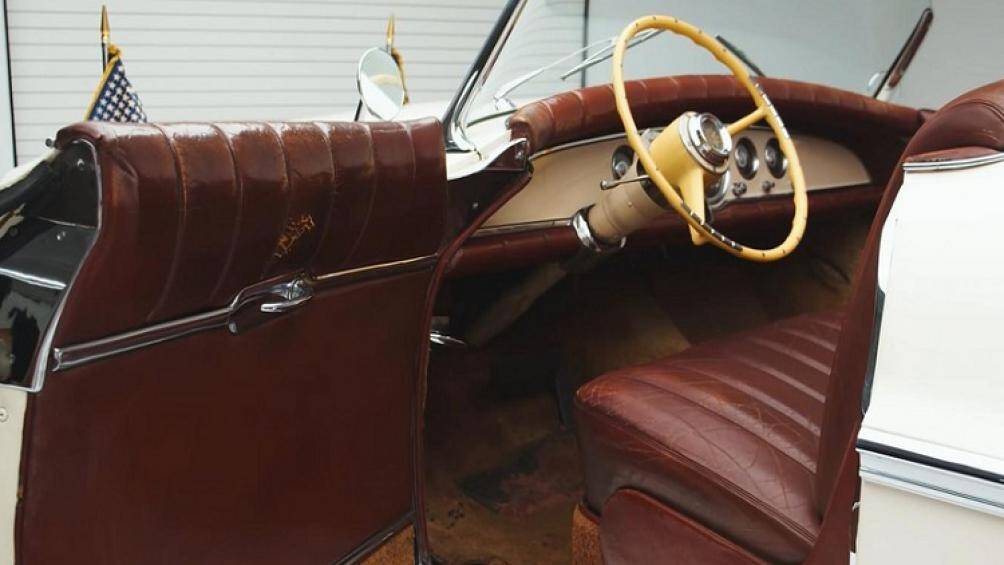 Chiếc xe này chỉ được trang bị động cơ Hemi V8 dung tích 5.4 lít, công suất 180 mã lực dưới nắp capo