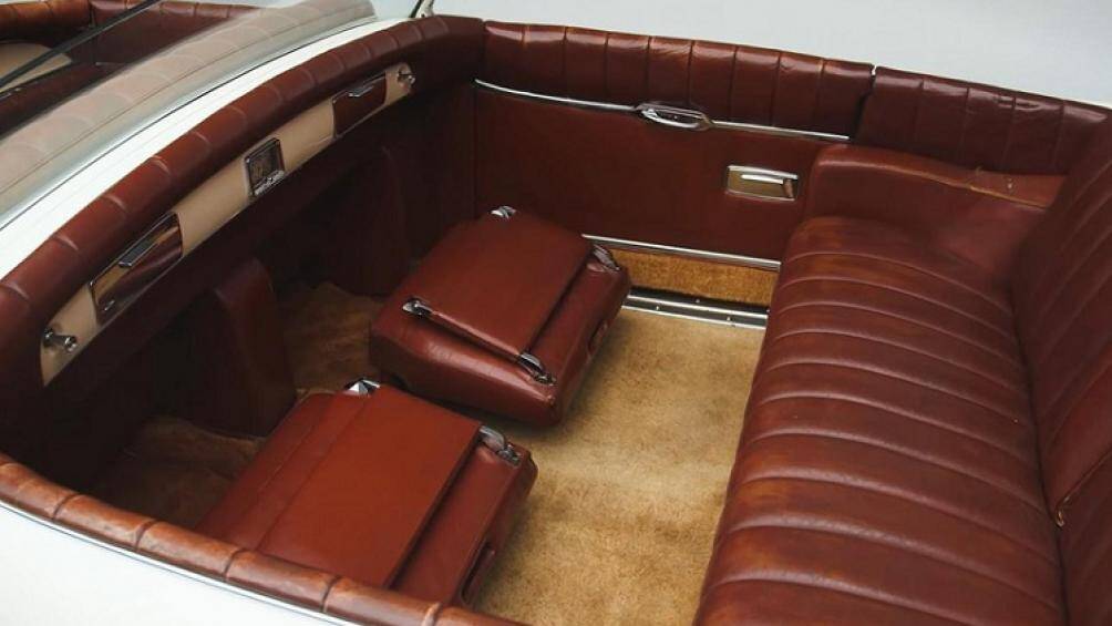 Sau này, Chrysler Parade Phaeton 1952 đã được hoàn thiện lại trong màu trắng và có nội thất màu nâu sang trọng