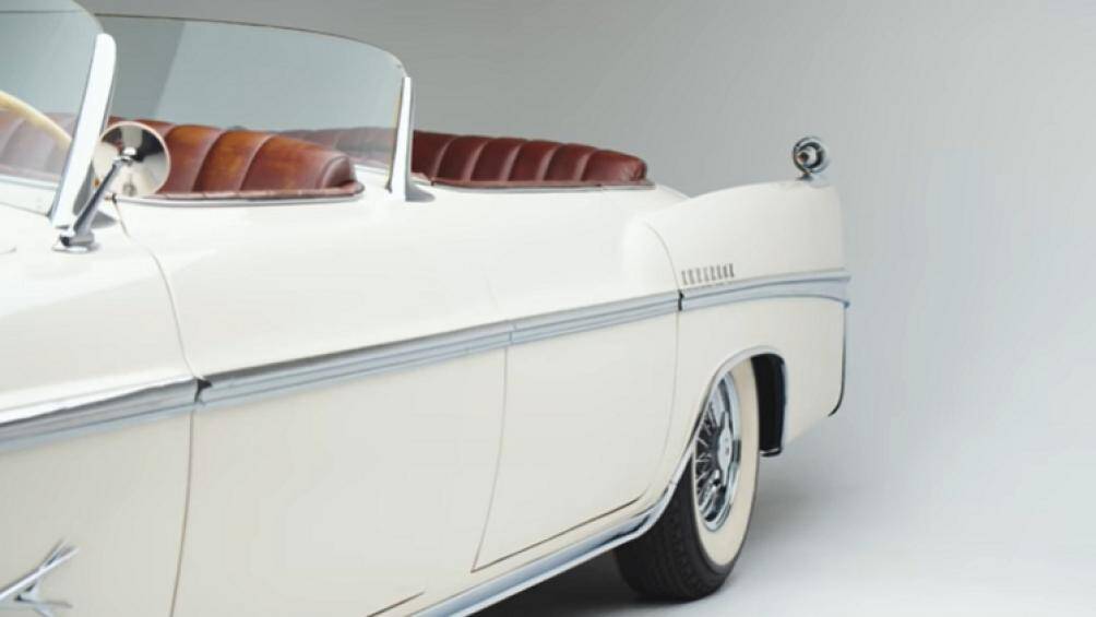 Khoang phía trước và phía sau của xe hoàn toàn tách biệt. Xe còn có hai kính chắn gió cho mỗi khoang