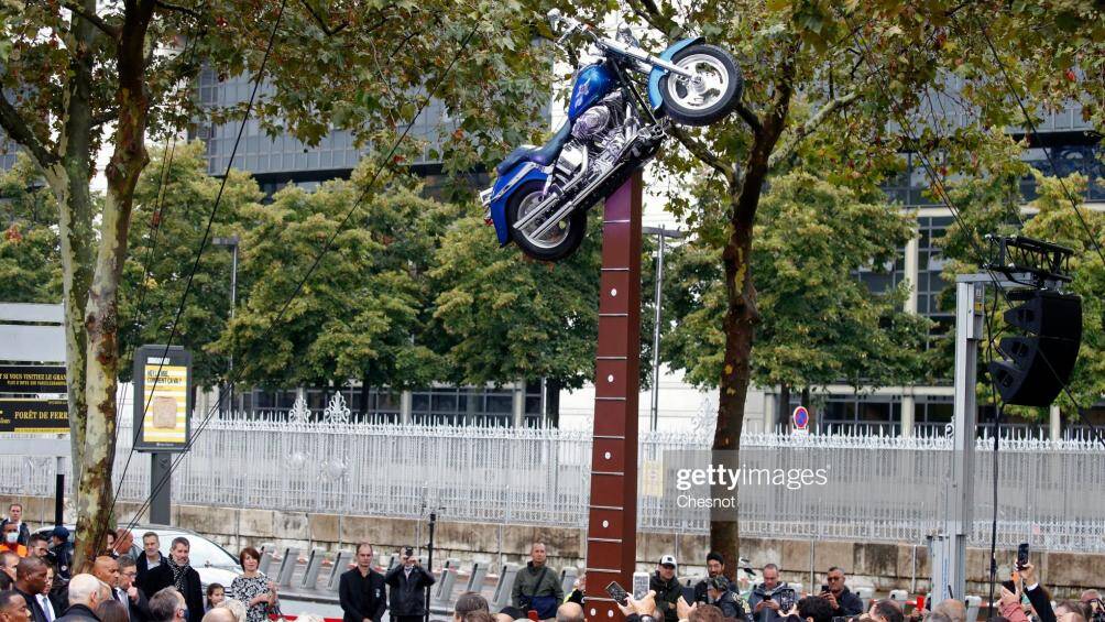 Tháng 9 năm ngoái, để tưởng niệm 4 năm kể từ khi ngôi sao nhạc rock qua đời, một bức tượng về chiếc xe cao 6 mét đã được người hâm mộ dựng lên