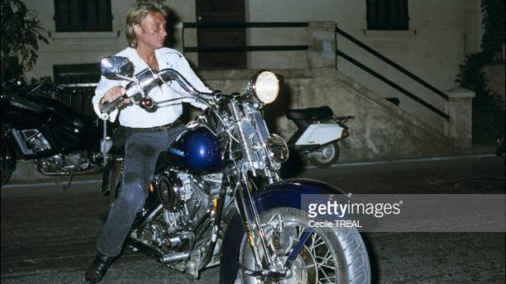 Năm 1995, để kỷ niệm thành công với tác phẩm để đời "Anh không thể ngừng mong nhớ em", ông đã sơn lại cho chiếc xe theo màu mắt xanh dương của con gái