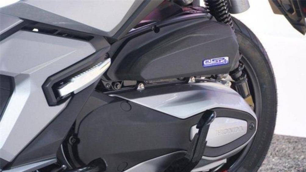 Mẫu xe tay ga adventure được trang bị động cơ xy-lanh đơn eSP +, SOHC, dung tích 330 cc, 4 van, làm mát bằng dung dịch