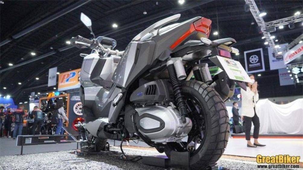 Honda ADV 350 có khoảng sáng gầm lên tới 155 mm, khá thoải mái cho cả việc đi phố cũng như chinh phục những con đường khó khăn