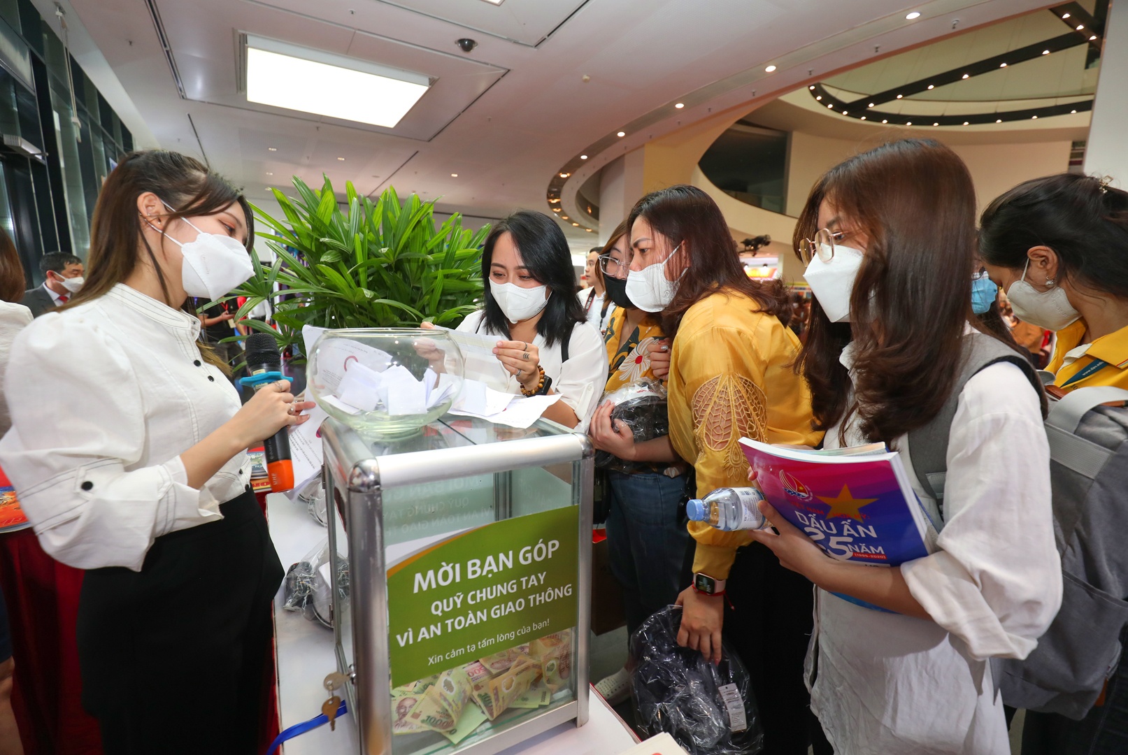 Ngoài những câu hỏi tìm hiểu kiến thức an toàn giao thông, tại gian hàng Báo Giao thông, khách thăm quan Hội Báo 2022 còn được bốc thăm cả những câu hỏi tìm hiểu về Hội Nhà báo Việt Nam.