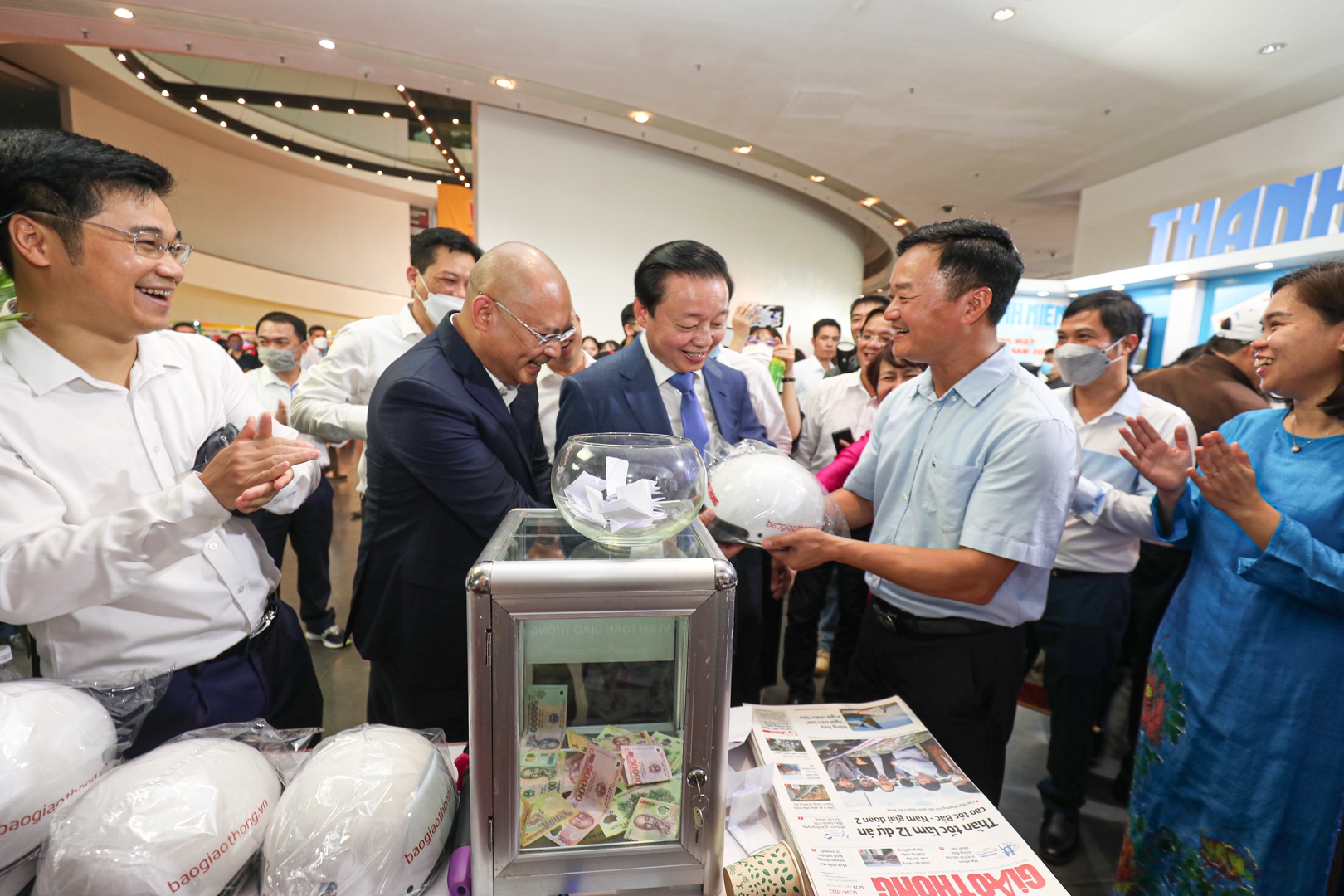 Bộ trưởng Bộ Tài nguyên và môi trường Trần Hồng Hà thích thú bốc thăm câu hỏi tìm hiểu về ATGT tại gian hàng Báo Giao thông. Tổng Biên tập Báo Giao thông Nguyễn Bá Kiên trân trọng trao quà tặng là 1 chiếc mũ bảo hiểm khi Bộ trưởng Trần Hồng Hà trả lời đúng câu hỏi.