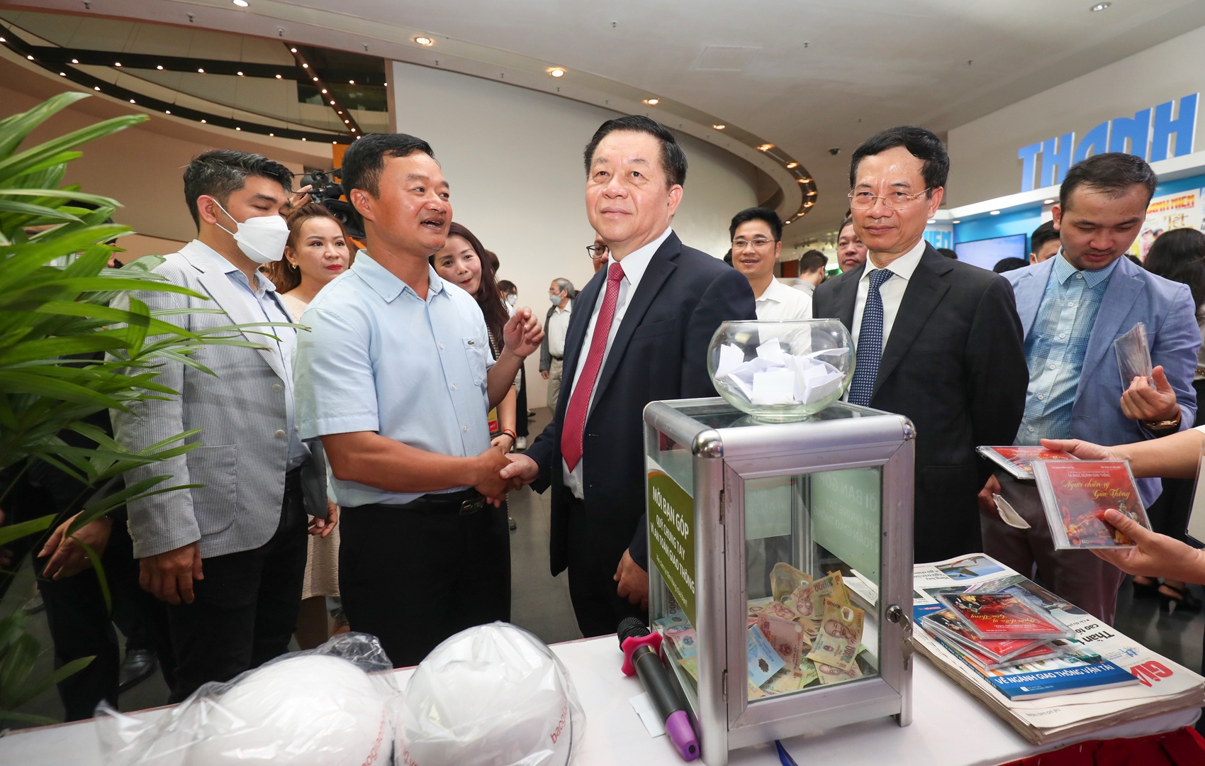 Sau lễ khai mạc Hội Báo, Trưởng Ban Tuyên giáo Trung ương Nguyễn Trọng Nghĩa, Bộ trưởng Bộ Thông tin và truyền thông Nguyễn Mạnh Hùng đã tới thăm gian hàng của Báo Giao thông.