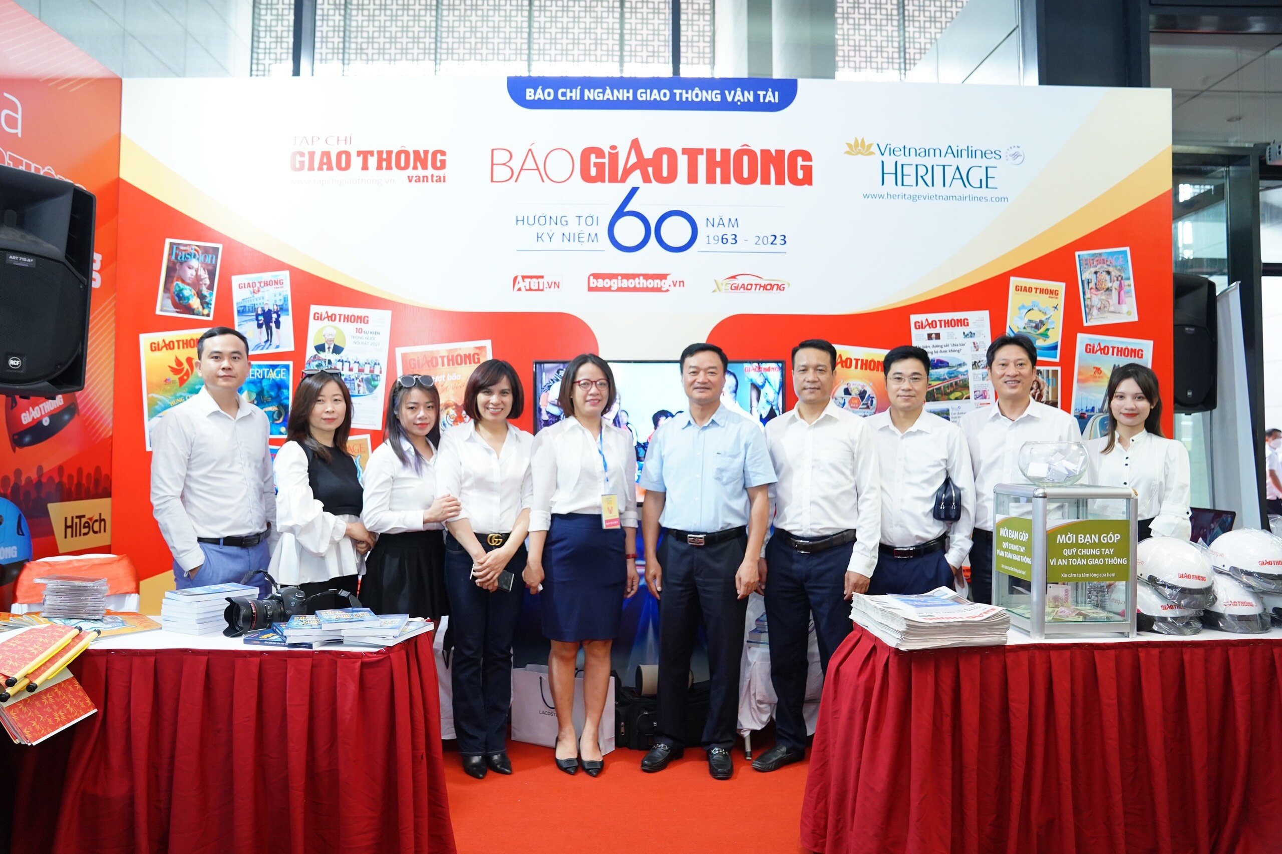 Tập thể lãnh đạo, biên tập viên, phóng viên Báo Giao thông chụp ảnh lưu niệm tại khu trưng bày các ấn phẩm báo chí.