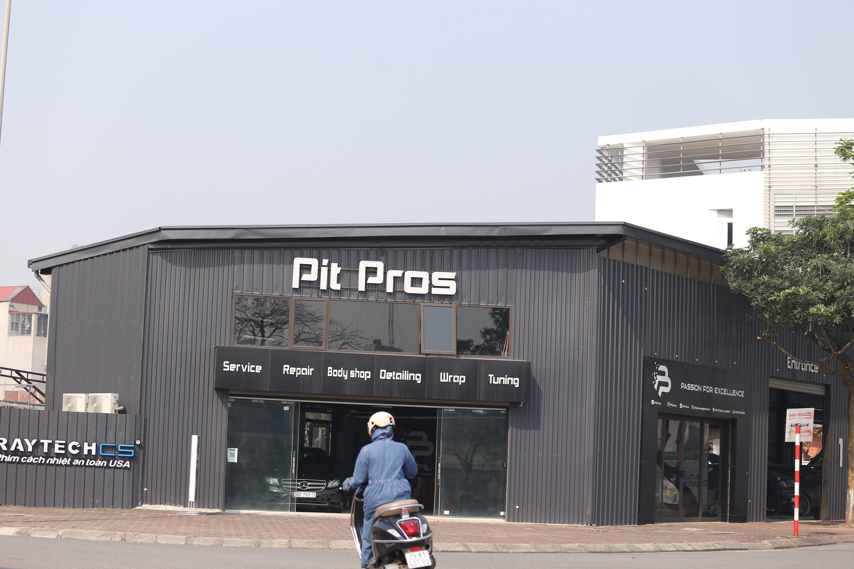 Xưởng sửa chữa ô tô mang tên "Pit Pros" với diện tích ước tính vài trăm mét vuông đã được xây dựng kiên cố với khung thép, mái tôn.